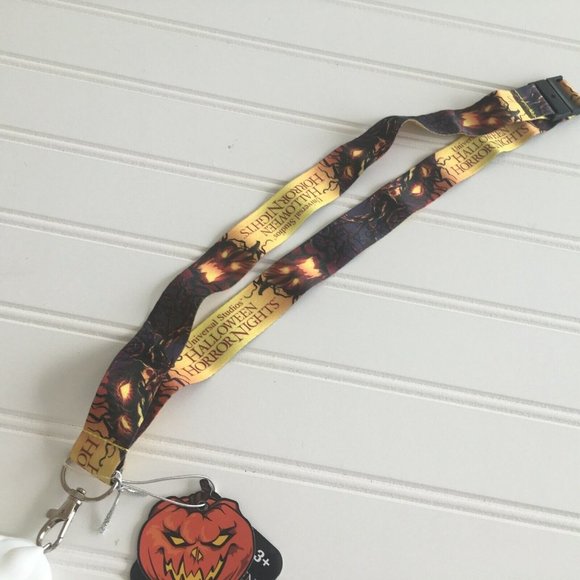 NWT Universal Studios Light Up Skull Lanyard Halloween Horror Nights Color Chang - Picture 7 of 11